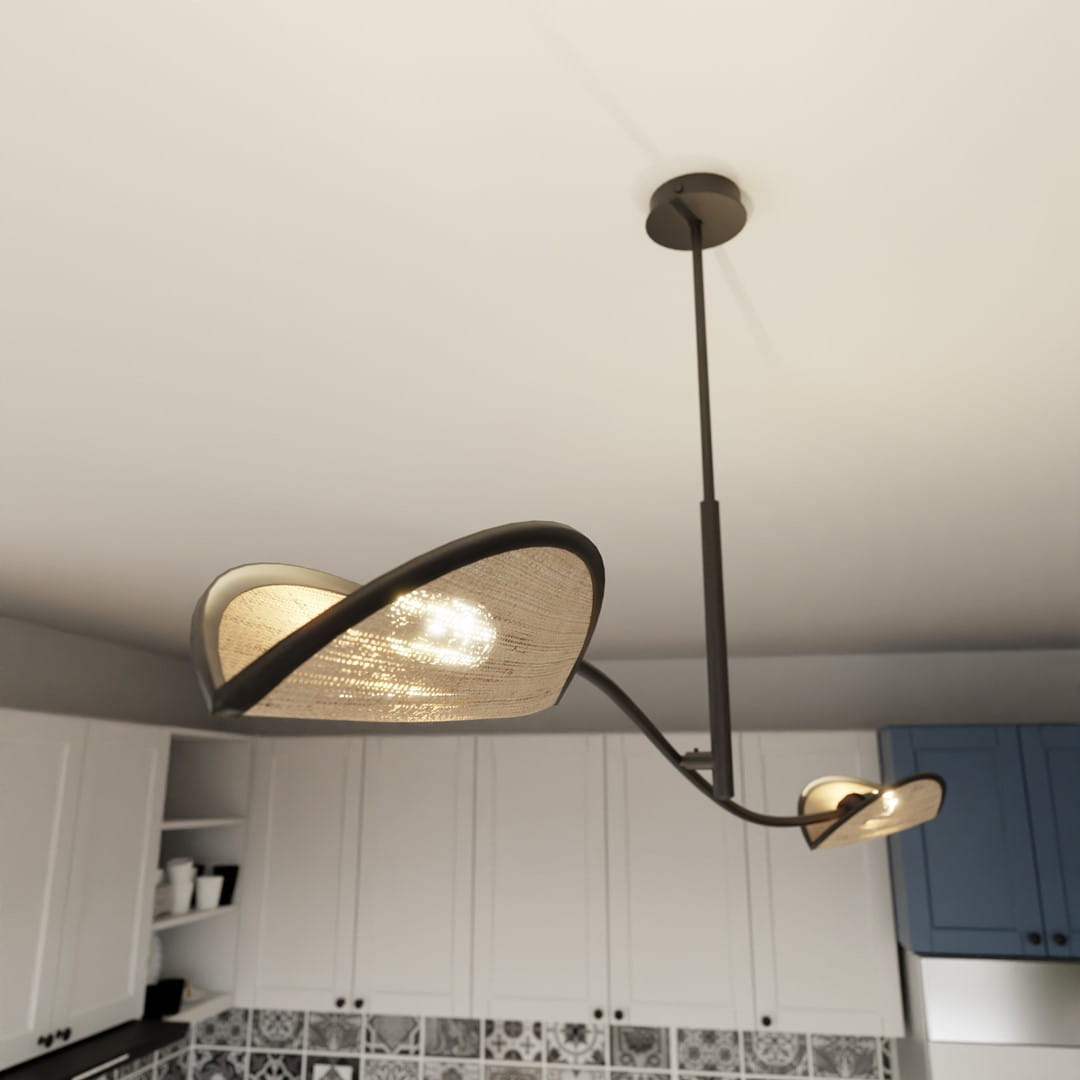 Czarna lampa sufitowa 2-punktowa Lotus z rattanowymi kloszami, zamontowana na długim stelażu. Widoczna z góry, ukazująca dwa asymetrycznie umiejscowione klosze w kształcie liści, w tle jasne meble kuchenne.