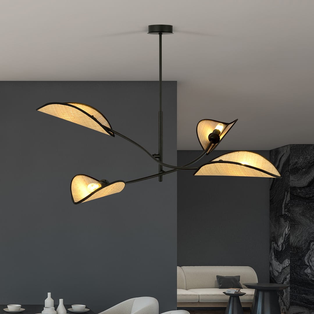 Czarna lampa sufitowa 4-punktowa Lotus z rattanowymi kloszami w kształcie liści, zawieszona na cienkim metalowym stelażu. Widok z dołu, w nowoczesnym wnętrzu z szarymi ścianami i jasnym meblem. Idealna do oświetlenia salonu.