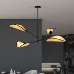 Czarna lampa sufitowa 4-punktowa Lotus z rattanowymi kloszami w kształcie liści, zawieszona na cienkim metalowym stelażu. Widok z dołu, w nowoczesnym wnętrzu z szarymi ścianami i jasnym meblem. Idealna do oświetlenia salonu.