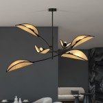 Lampa sufitowa Lotus 6-punktowa w kolorze czarnym z elementami rattanowymi. Posiada sześć zakrzywionych kloszy w kształcie liści, umieszczonych na smukłych ramionach. Ujęcie z dołu, na jednolitym tle, podkreślające nowoczesny design.
