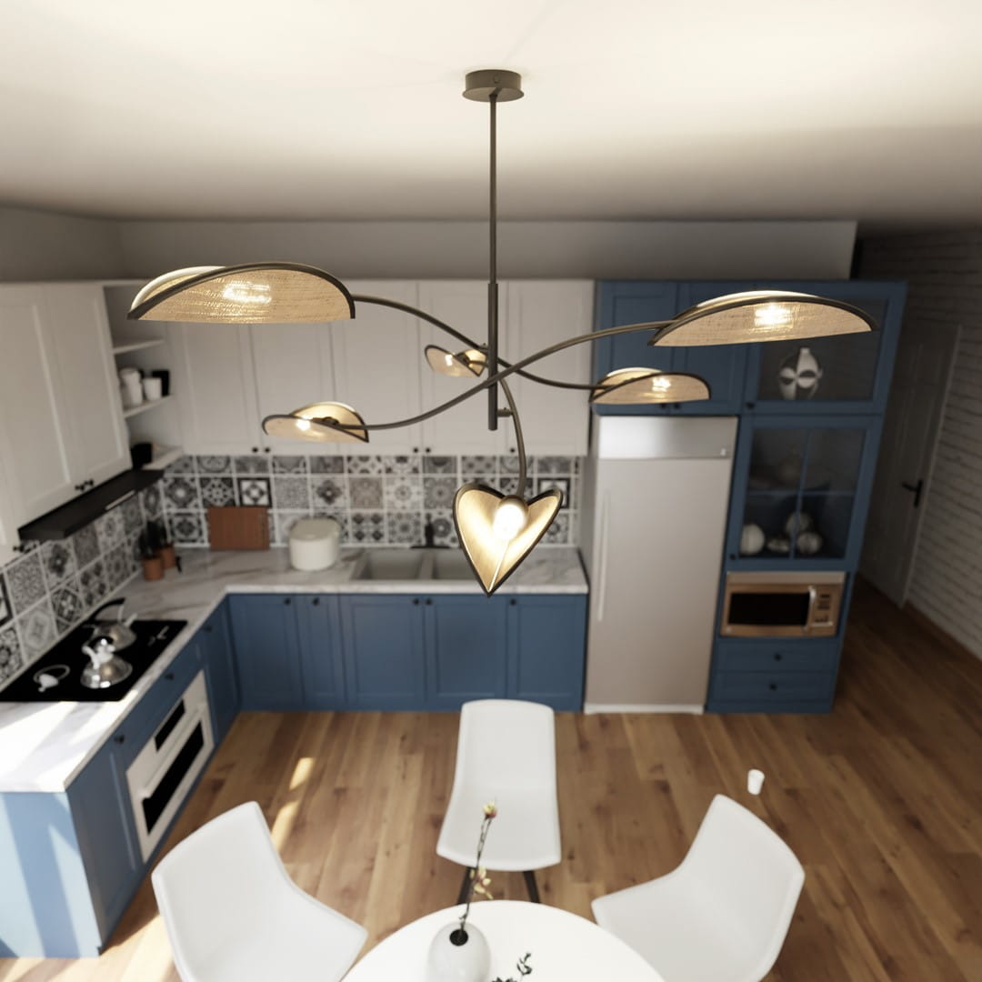 Lampa sufitowa Lotus 6-punktowa w kolorze czarnym z rattanowymi kloszami w kształcie serca. Zawieszona w kuchni, na tle niebieskich szafek i białych ścian. Rozłożona na cienkich ramionach, emitująca ciepłe światło.