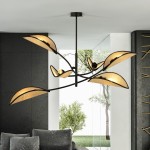 Lampa sufitowa Lotus 6-punktowa w kolorze czarnym z rattanowymi kloszami w kształcie liści. Ujęcie z dołu, zawieszona na cienkim metalowym stelażu. W tle widoczna zieleń przez duże okno, a sofa w odcieniach szarości.