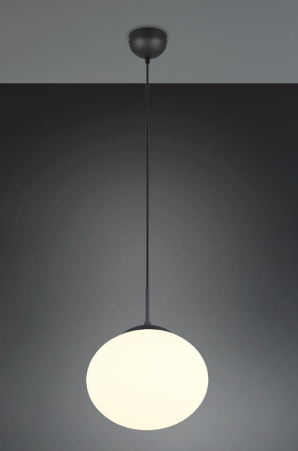 Lampa wisząca Fomento D30 z pojedynczym gniazdem E27, o kulistym kloszu w kolorze białym, zawieszona na cienkim czarnym przewodzie. Wisi z sufitu na jednolitym tle, podkreślając minimalistyczny design.