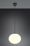 Lampa wisząca Fomento D30 z pojedynczym gniazdem E27, o kulistym kloszu w kolorze białym, zawieszona na cienkim czarnym przewodzie. Wisi z sufitu na jednolitym tle, podkreślając minimalistyczny design.