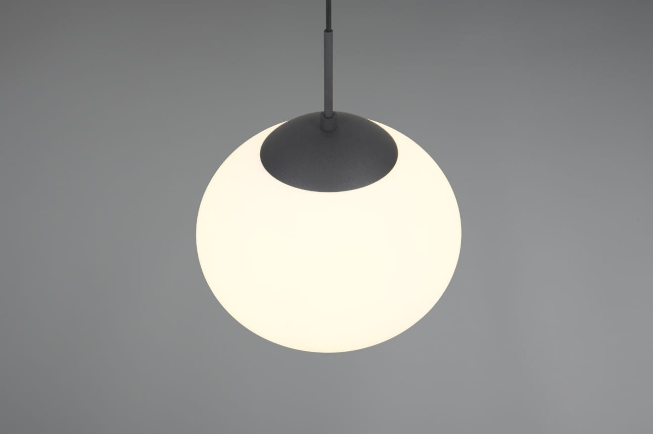 Lampa wisząca Fomento D30 w kolorze czarnym i białym, z pojedynczym źródłem światła E27. Okrągła, matowa kula z białego szkła zawieszona na cienkim, czarnym przewodzie. Ujęcie frontalne, prezentujące lampę na jednolitym tle.