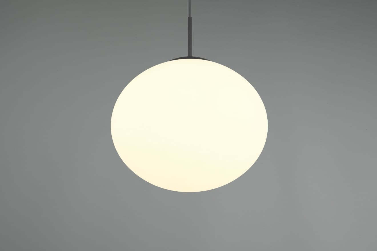 Lampa wisząca Fomento D30 z kloszem w kształcie kuli, w kolorze białym, zawieszona na cienkim, czarnym przewodzie. Widok frontalny, na jednolitym tle, podkreślający prosty, nowoczesny design. Ø klosza: średni.