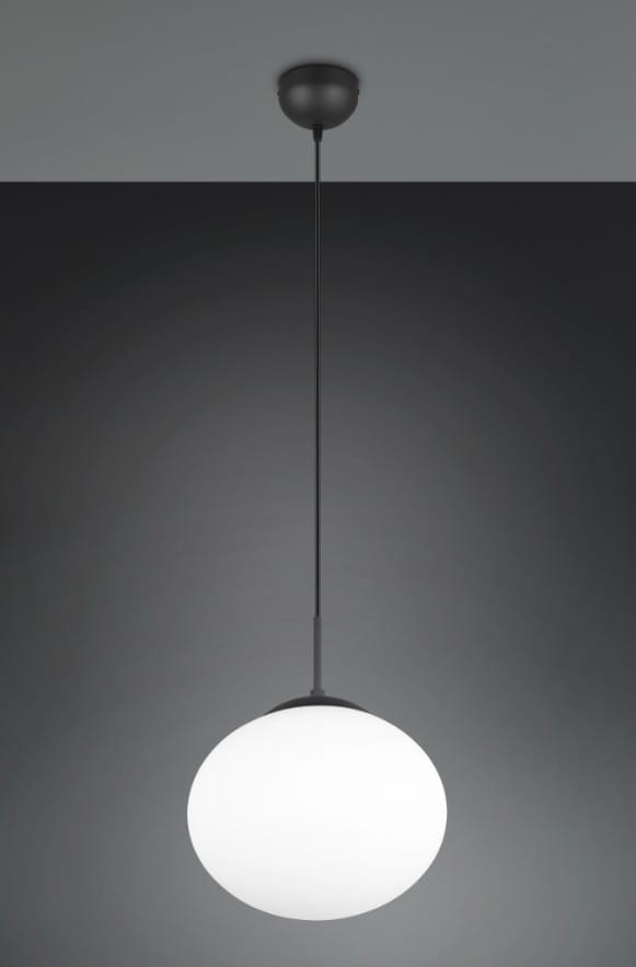 Lampa wisząca Fomento D30 w kolorze czarnym i białym, z dużą, okrągłą kloszem z matowego szkła. Zawieszona na cienkim, czarnym przewodzie, z montażem sufitowym. Wymaga żarówki E27. Tło w odcieniach szarości.
