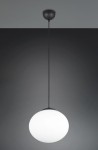 Lampa wisząca Fomento D30 w kolorze czarnym i białym, z dużą, okrągłą kloszem z matowego szkła. Zawieszona na cienkim, czarnym przewodzie, z montażem sufitowym. Wymaga żarówki E27. Tło w odcieniach szarości.