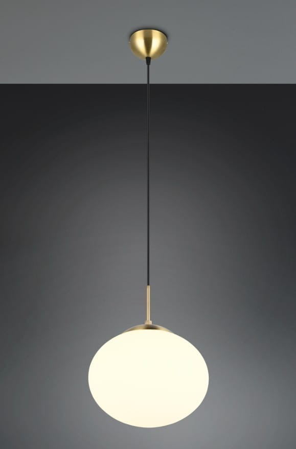 Lampa wisząca Fomento D30 z mosiężnym wykończeniem i białym szklanym kloszem w kształcie kuli. Zawieszona na czarnym przewodzie, montowana do sufitu. Kluczowe elementy to prosty design i elegancka kolorystyka.