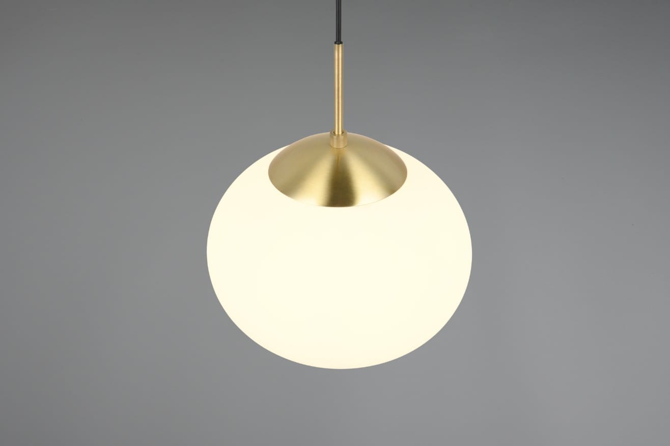 Lampa wisząca Fomento D30 z mosiężnym wykończeniem i białym, okrągłym kloszem. Ujęcie frontalne, z widoczną metalową podstawą i gładką, matową powierzchnią klosza. Zawieszona na cienkim, czarnym przewodzie.
