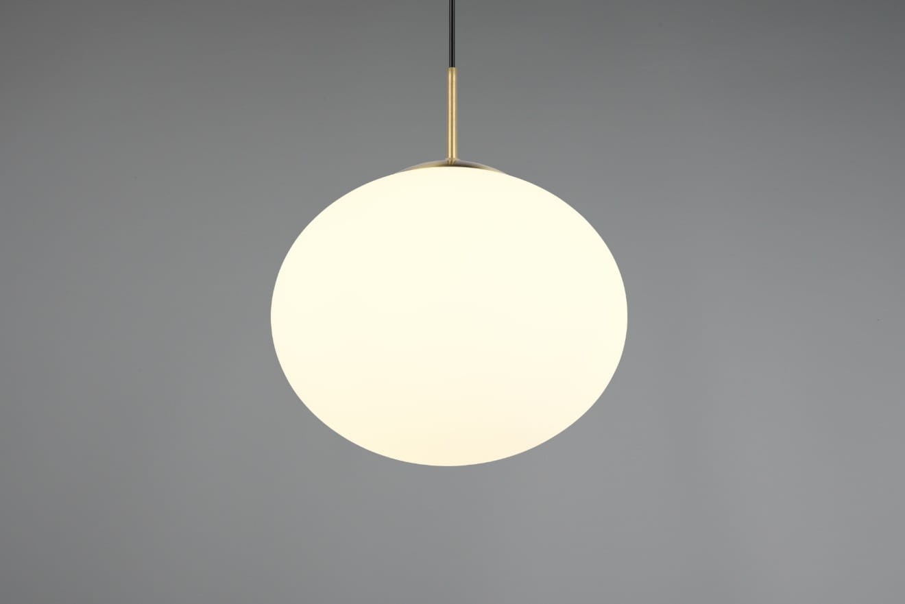 Lampa wisząca Fomento D30 w kolorze białym z mosiężnymi detalami, o okrągłym kształcie. Zawieszona na czarnym przewodzie, widoczna z przodu. Idealna do nowoczesnych wnętrz. E27, 1x żarówka.