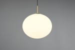 Lampa wisząca Fomento D30 w kolorze białym z mosiężnymi detalami, o okrągłym kształcie. Zawieszona na czarnym przewodzie, widoczna z przodu. Idealna do nowoczesnych wnętrz. E27, 1x żarówka.