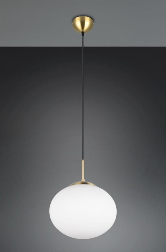 Lampa wisząca Fomento D30 z kloszem w kształcie kuli, wykonana z białego szkła i mosiężnymi elementami. Zawieszona na cienkim czarnym przewodzie, montowana sufitowo. Elegancki design, idealna do nowoczesnych wnętrz.