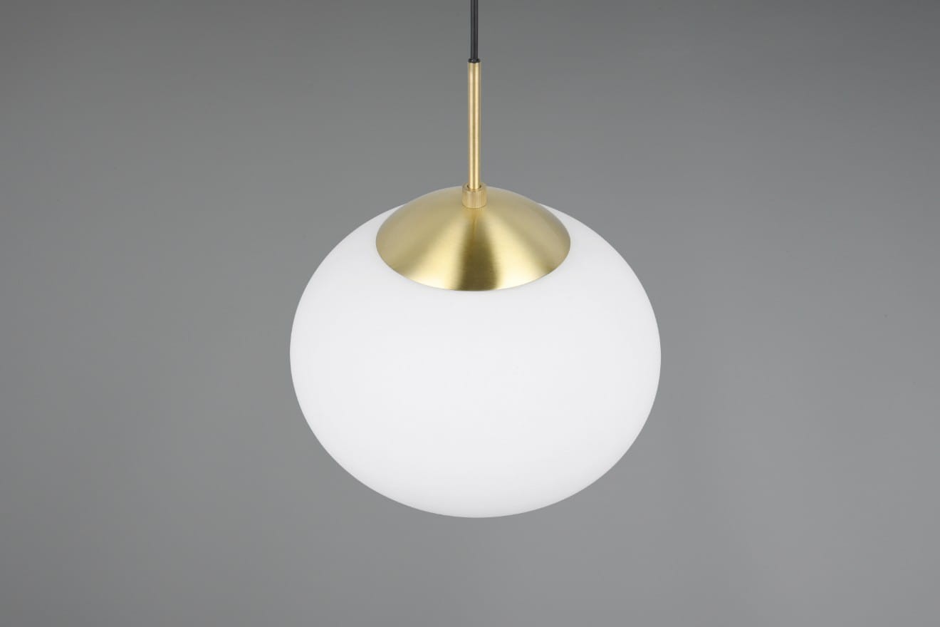 Lampa wisząca Fomento D30 z białym, okrągłym kloszem wykonanym z matowego szkła oraz mosiężnym elementem u góry, zawieszona na cienkim, czarnym przewodzie. Kąt ujęcia frontalny, prezentujący elegancki design.