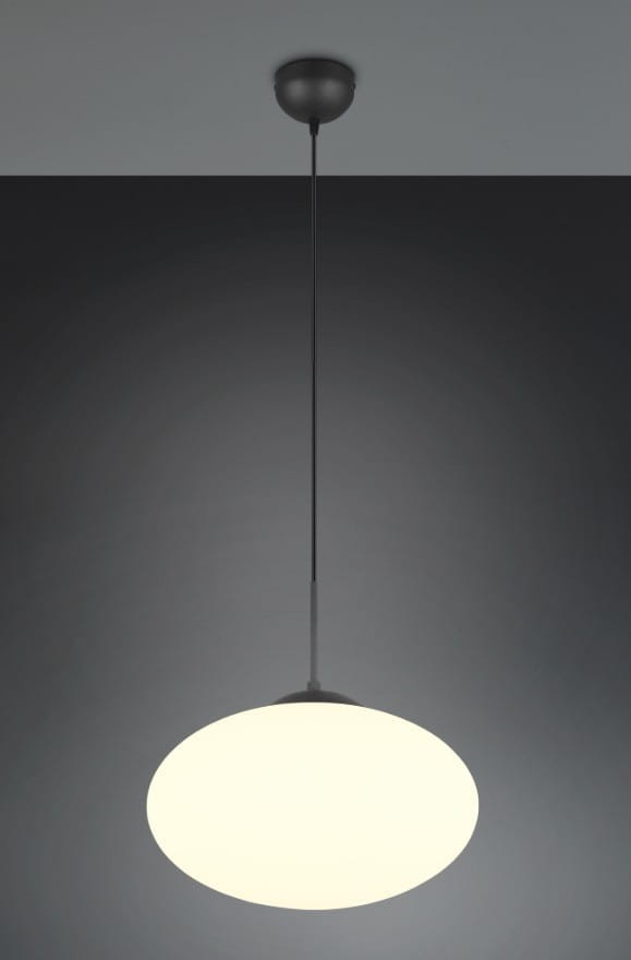 Lampa wisząca Fomento D40 w kolorze czarnym i białym, z okrągłym kloszem w białym kolorze. Ujęcie z dołu, wisząca na cienkim przewodzie, zamocowana na sufitowej podstawie. Idealna do nowoczesnych wnętrz.