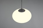 Lampa wisząca Fomento D40 z mocowaniem w kolorze czarnym, okrągła, z białym kloszem. Zawieszona na cienkim przewodzie, widoczny czarny detal u góry. Idealna do nowoczesnych wnętrz.