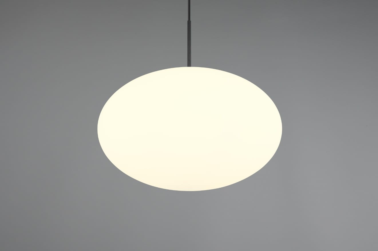 Lampa wisząca Fomento D40 w kolorze czarnym i białym, z dużą okrągłą, matową kloszem. Zawieszona na cienkim przewodzie, widoczna z przodu, idealna do nowoczesnych wnętrz. Przeznaczona na żarówkę E27.