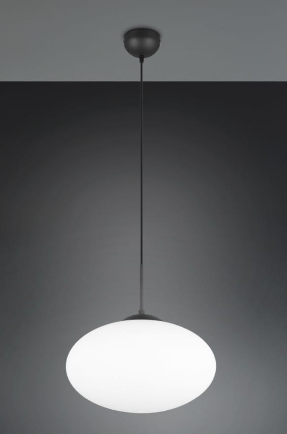 Lampa wisząca Fomento D40 z oprawą w kolorze czarnym i białym, z kulistym kloszem z matowego szkła. Wisi na cienkim, czarnym kablu, zawieszona na okrągłej podstawie. Idealna do nowoczesnych wnętrz.