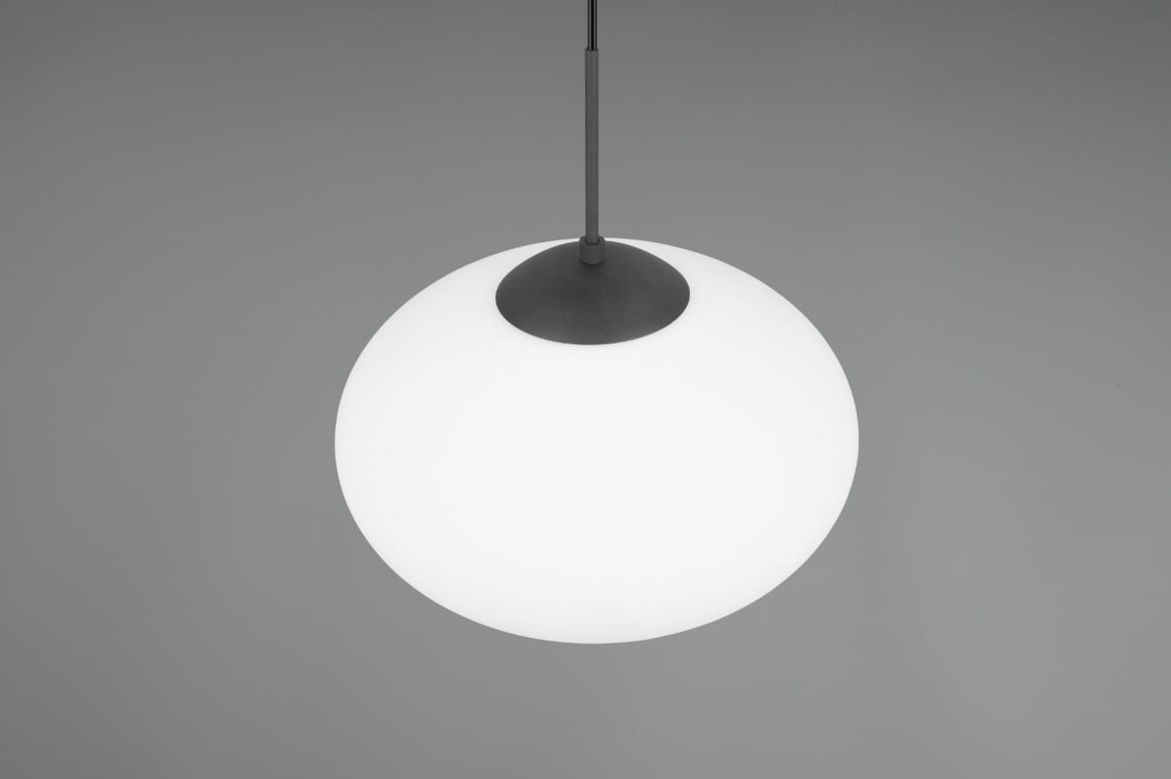 Lampa wisząca Fomento D40 z oprawą w kolorze czarnym i białym, o okrągłym kształcie. Zawieszona na cienkim przewodzie, z matowym białym kloszem i czarnym uchwytem. Widok z góry, na jednolitym szarym tle.