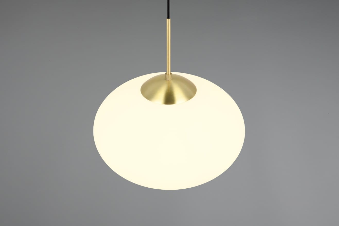 Lampa wisząca Fomento D40 z mosiężnym wykończeniem i białym, okrągłym kloszem. Zawieszona na cienkim przewodzie, widoczna z góry, podkreślająca minimalistyczny design. Idealna do nowoczesnych wnętrz.