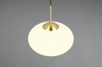 Lampa wisząca Fomento D40 z mosiężnym wykończeniem i białym, okrągłym kloszem. Zawieszona na cienkim przewodzie, widoczna z góry, podkreślająca minimalistyczny design. Idealna do nowoczesnych wnętrz.
