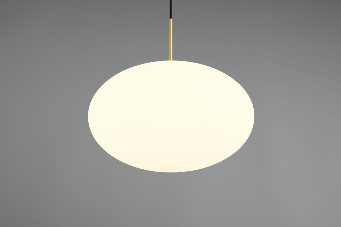 Lampa wisząca Fomento D40 w kolorze białym z mosiężnymi akcentami. Okrągła, matowa oprawa z jedną żarówką E27, zawieszona na czarnym kablu, widok z góry. Tło w odcieniu szarym.