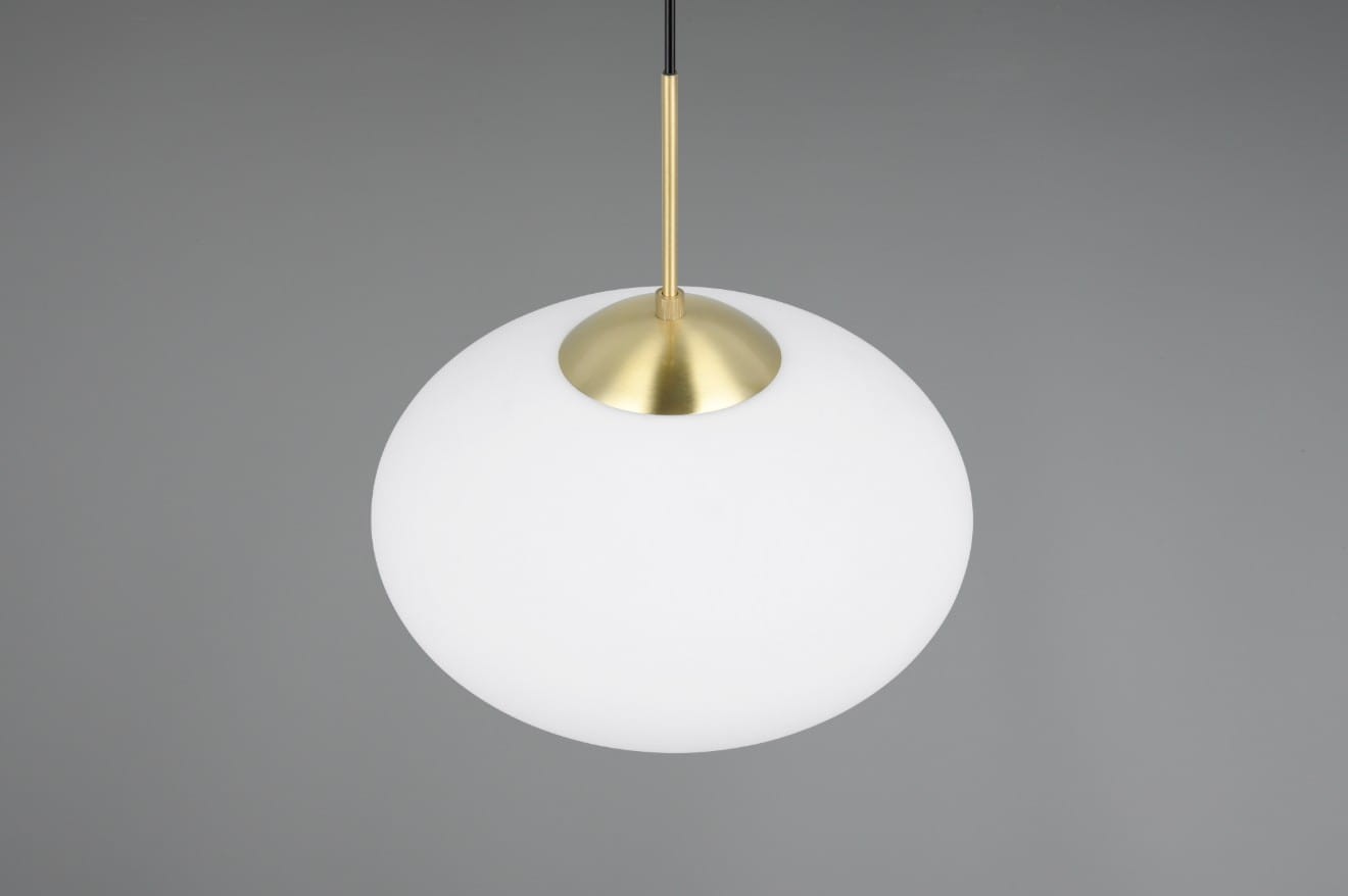 Lampa wisząca Fomento D40 z jedną oprawą E27, o okrągłym, białym kloszu z matowego szkła i mosiężnym elementem mocującym. Zawieszona na czarnym kabelku, prezentuje się w prostym, nowoczesnym stylu. Tło szare, minimalistyczne.