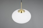 Lampa wisząca Fomento D40 z jedną oprawą E27, o okrągłym, białym kloszu z matowego szkła i mosiężnym elementem mocującym. Zawieszona na czarnym kabelku, prezentuje się w prostym, nowoczesnym stylu. Tło szare, minimalistyczne.