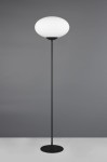 Lampa podłogowa Fomento z jedną oprawą E27, z czarną metalową podstawą i długim stelażem. Górna część z białego, okrągłego klosza, emitującego miękkie światło. Ujęcie frontalne na szarym tle.