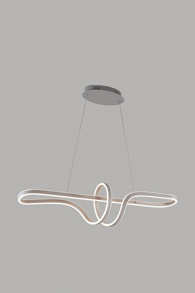 Szara lampa wisząca Trevance z jedną diodą LED o mocy 72W. Kształt lampy składa się z falistej linii, która tworzy elegancką pętlę. Montaż sufitowy, zawieszona na cienkich linkach, na jednolitym tle.
