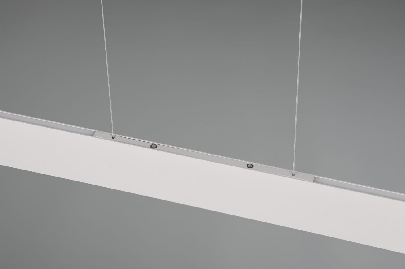 Lampa wisząca Galway w kolorze szarym z jedną diodą LED o mocy 35W. Posiada prostokątną, matową obudowę i jest zawieszona na cienkich sznurkach. Kąt ujęcia z boku, ukazuje detale mocowania oraz wykończenie.