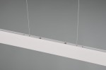 Lampa wisząca Galway w kolorze szarym z jedną diodą LED o mocy 35W. Posiada prostokątną, matową obudowę i jest zawieszona na cienkich sznurkach. Kąt ujęcia z boku, ukazuje detale mocowania oraz wykończenie.