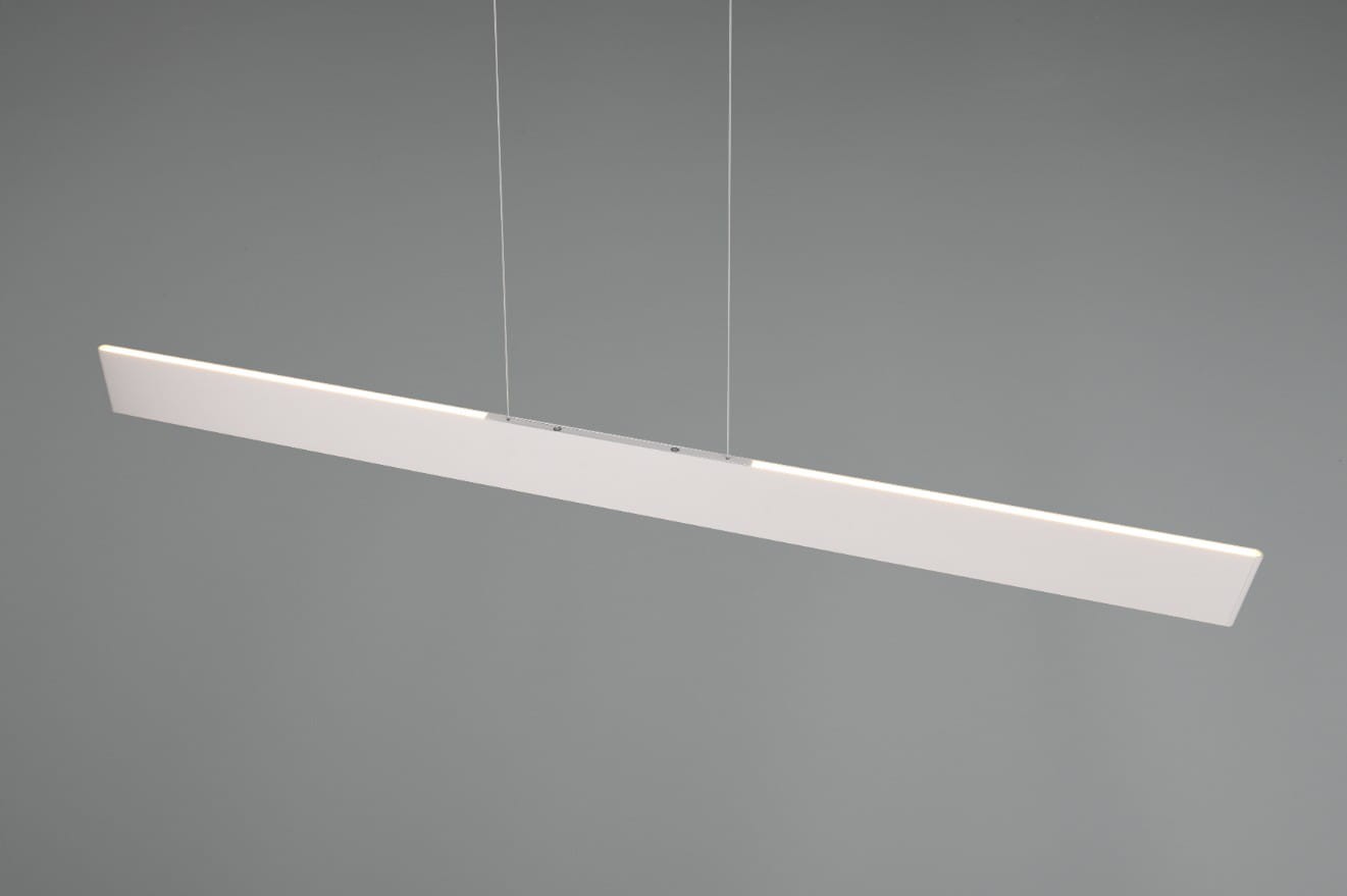 Lampa wisząca Galway w kolorze szarym, o prostokątnym kształcie, z jedną diodą LED o mocy 35W. Zawieszona na cienkich linkach, z widoczną metalową mocowaniem. Tło szare, co podkreśla minimalistyczny design lampy.