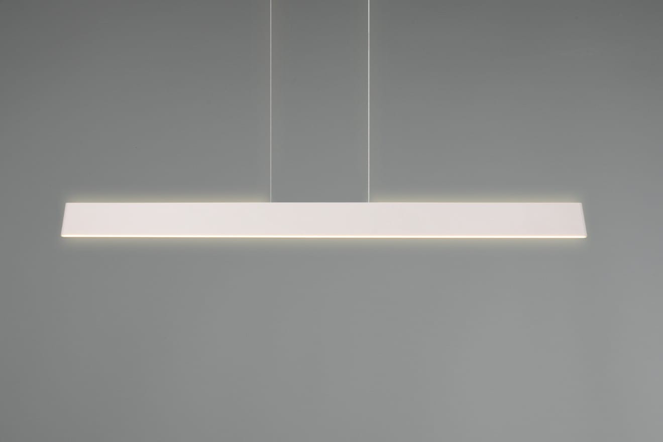 Lampa wisząca Galway w kolorze szarym, o prostokątnym kształcie, z jedną diodą LED 35W. Zawieszona na cienkich linkach, emitująca światło w ciepłej tonacji. Tło jednolite, szare, podkreślające minimalistyczny design lampy.