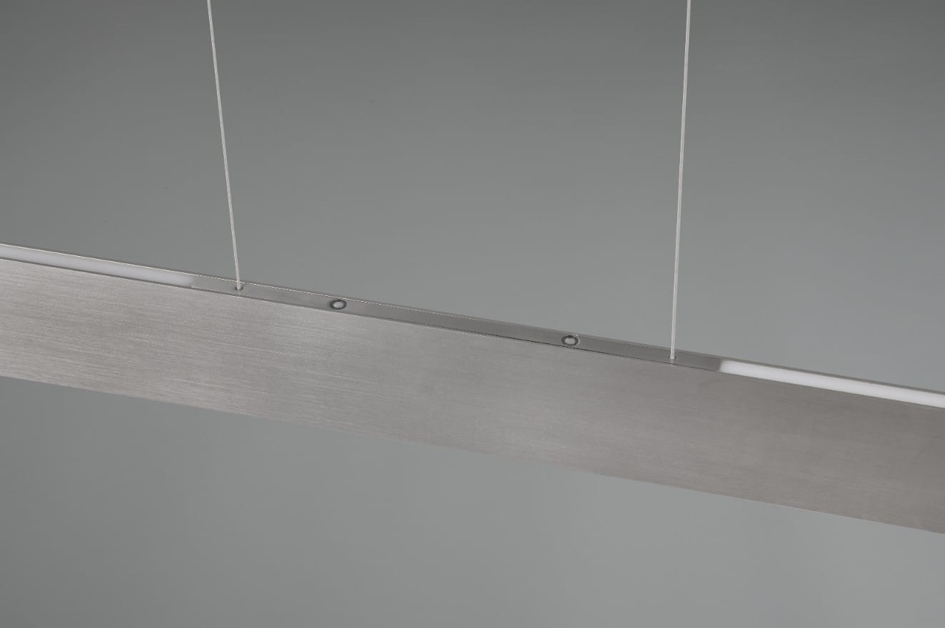 Lampa wisząca Galway w kolorze niklowym, z prostokątnym kloszem. Ujęcie z góry, ukazujące metalową, szczotkowaną powierzchnię i mocowania. Produkt przeznaczony do oświetlenia, z jednym źródłem LED o mocy 35W. Tło szare, minimalistyczne.