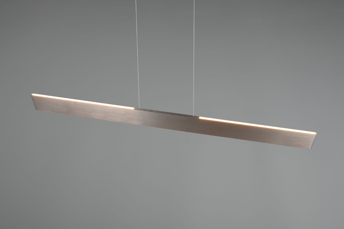 Lampa wisząca Galway w kolorze niklu, z prostokątnym, płaskim kloszem LED o mocy 35W. Zawieszona na przezroczystych linkach, z delikatnym podświetleniem wzdłuż krawędzi. Idealna do nowoczesnych wnętrz. Tło szare, minimalistyczne.