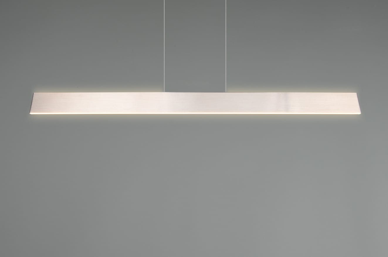 Lampa wisząca Galway w kolorze niklu, z jedną diodą LED o mocy 35W. Ma prostokątny kształt i matową, metaliczną powierzchnię. Zawieszona na cienkich linkach, z efektem podświetlenia krawędzi. Tło szare, neutralne.