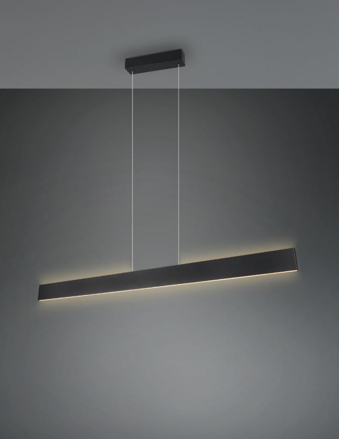 Lampa wisząca Galway w kolorze czarnym, z jedną diodą LED o mocy 35W. Posiada prostokątną, smukłą konstrukcję zawieszoną na cienkich linkach, z subtelnym podświetleniem na krawędzi. Montaż sufitowy. Tło szare, minimalistyczne.