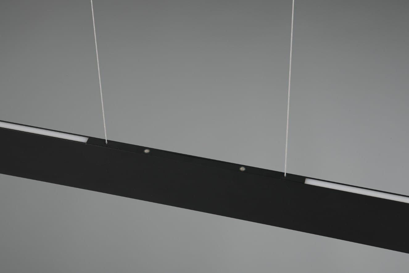 Lampa wisząca Galway w kolorze czarnym z jedną diodą LED o mocy 35W. Prostokątny kształt z białym paskiem świetlnym na górze, zawieszona na cienkich linkach. Tło szare, minimalistyczne.