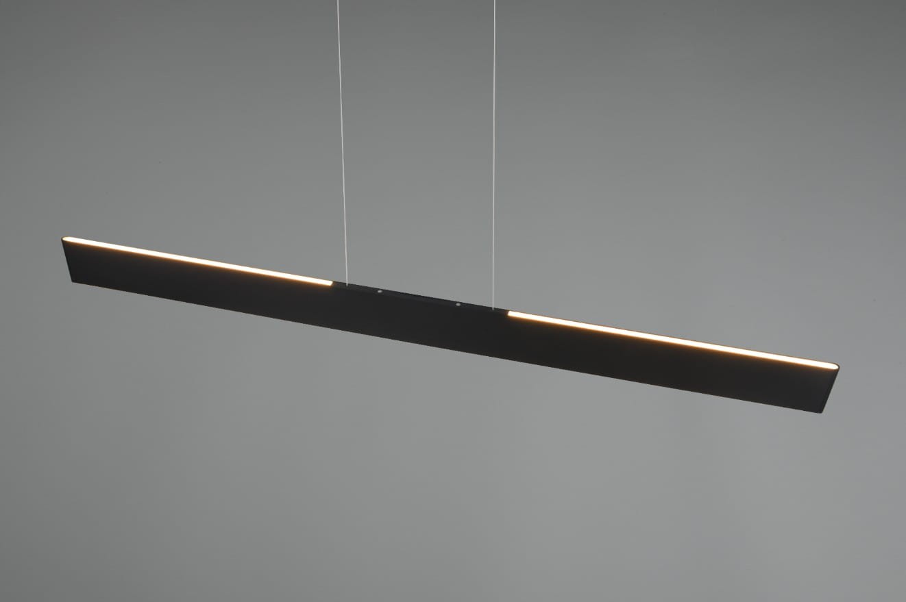 Lampa wisząca Galway w kolorze czarnym, o prostokątnym kształcie, z jedną diodą LED o mocy 35W. Ujęcie z przodu, zawieszona na cienkich linkach, z widocznym delikatnym podświetleniem na krawędziach. Tło szare.