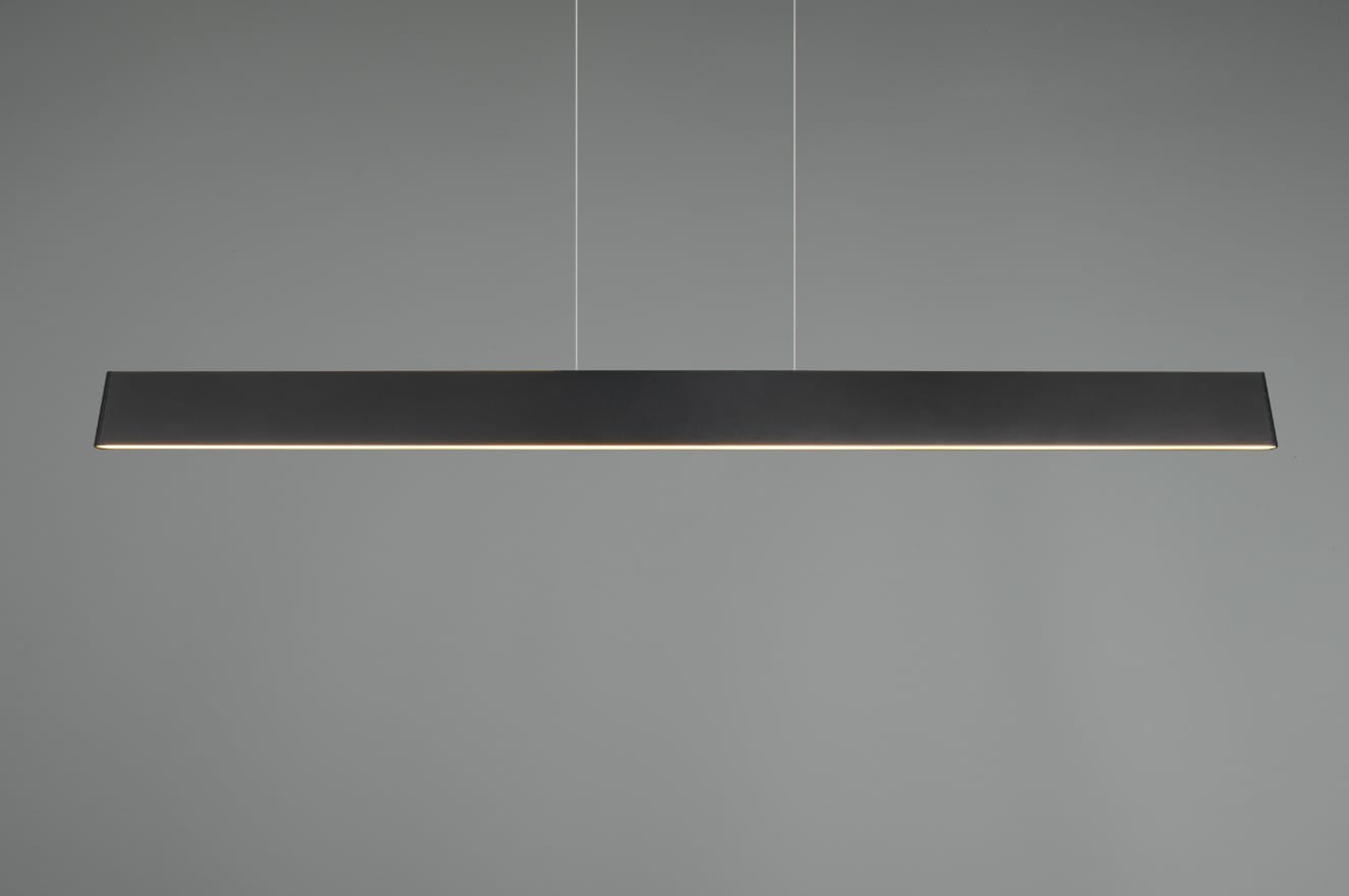 Lampa wisząca Galway w kolorze czarnym, prostokątna, z jedną diodą LED o mocy 35W. Zawieszona na cienkich linkach, z widocznym, delikatnym podświetleniem na krawędzi. Tło szare, minimalistyczne.