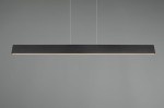 Lampa wisząca Galway w kolorze czarnym, prostokątna, z jedną diodą LED o mocy 35W. Zawieszona na cienkich linkach, z widocznym, delikatnym podświetleniem na krawędzi. Tło szare, minimalistyczne.