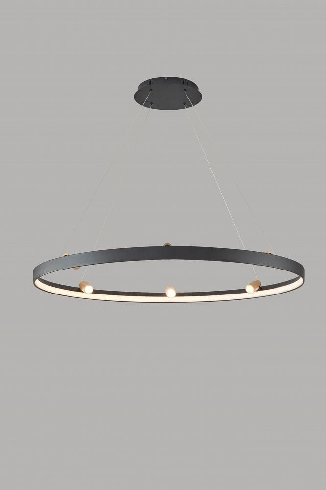Lampa wisząca Pignano w kolorze czarnym i złotym, z siedmioma źródłami LED, o okrągłej formie. Zawieszona na cienkich linkach, z białą oprawą wzdłuż krawędzi, montowana sufitowo. Prosta konstrukcja, nowoczesny design.