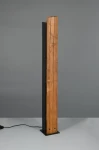 Lampa podłogowa Karuni z pojedynczym gniazdem E27, w kolorze czarnym z jasnym drewnem. Stojąca, prostokątna konstrukcja z widoczną teksturą drewna i czarną metalową podstawą. Kabel zasilający widoczny z boku.