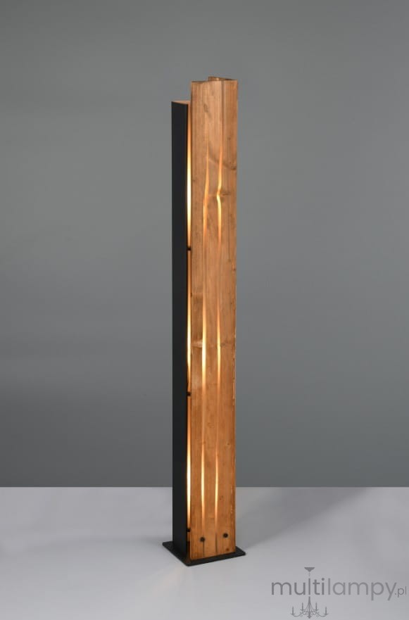 Lampa podłogowa Karuni z czarną podstawą i jasnym drewnem, w prostokątnym kształcie. Zbliżenie na fakturę drewna i minimalistyczny design. Ustawiona na podłodze, z widocznym źródłem światła w szczelinie drewna. Tło szare.