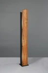 Lampa podłogowa Karuni z czarną podstawą i jasnym drewnem, w prostokątnym kształcie. Zbliżenie na fakturę drewna i minimalistyczny design. Ustawiona na podłodze, z widocznym źródłem światła w szczelinie drewna. Tło szare.