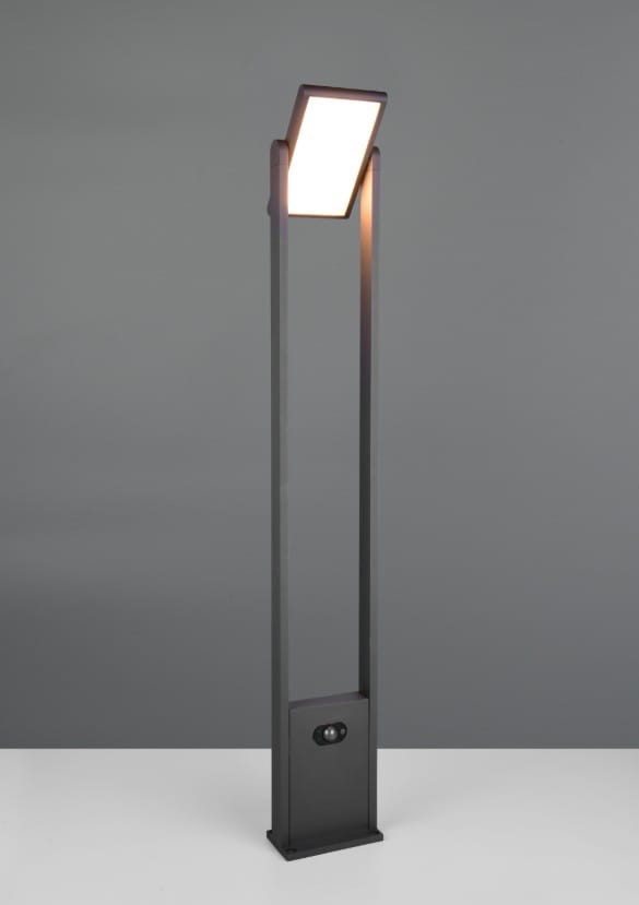Lampa ogrodowa Malawi H101 z czujnikiem ruchu, wykonana z ciemnoszarego metalu. Oświetlenie LED o mocy 5W, z prostokątnym kloszem. Stojąca, na stabilnej podstawie, z widocznym czujnikiem ruchu na dolnej części. Wodoodporność IP65.