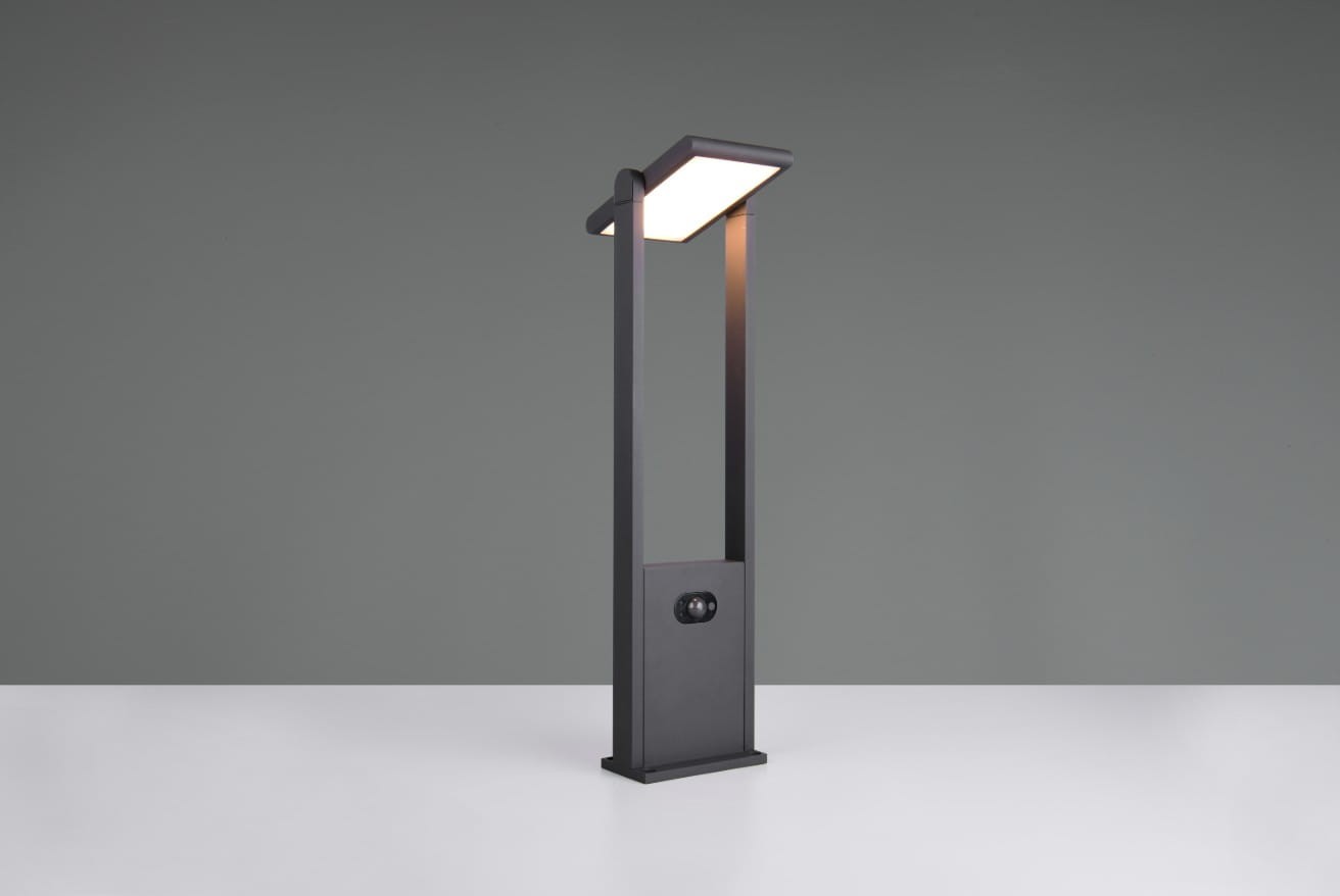 Lampa ogrodowa Malawi H61 w kolorze antracytowym, z czujnikiem ruchu, z pojedynczym źródłem światła LED 5W. Stoi na prostokątnej podstawie, z prostokątnym kloszem u góry oraz widocznym czujnikiem na froncie. Ochrona IP65.
