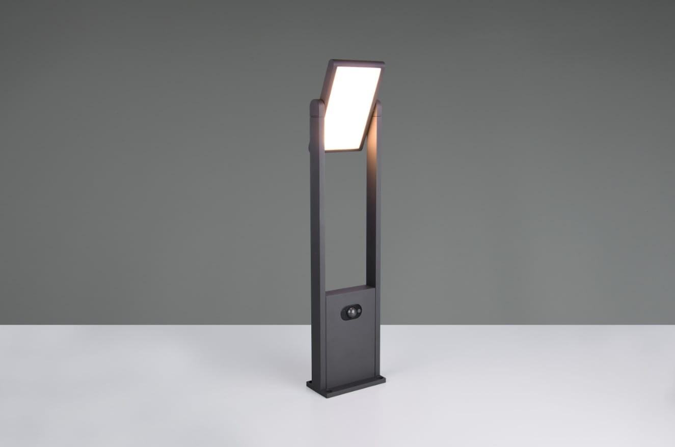 Lampa ogrodowa Malawi H61 w kolorze antracytowym, z czujnikiem ruchu, z jednym źródłem światła LED o mocy 5W. Prostopadłościenna konstrukcja z przodu lekko nachyloną kloszem, umieszczona na stabilnej podstawie.