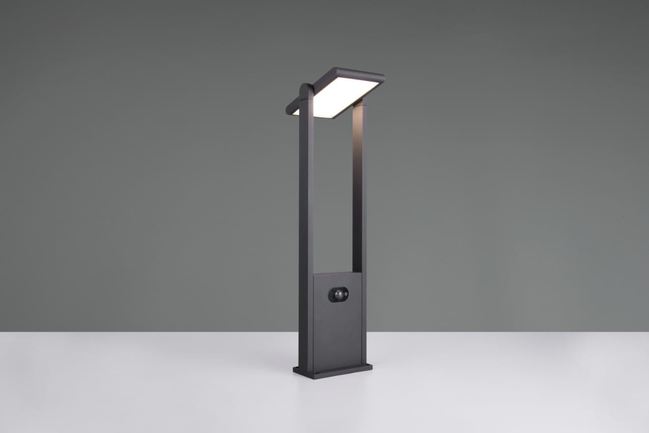 Lampa ogrodowa Malawi H61 w kolorze antracytowym, z czujnikiem ruchu. Posiada prostokątny klosz LED o mocy 5W, ustawiona pionowo na stabilnej podstawie. Wysoka, nowoczesna konstrukcja, idealna do oświetlenia przestrzeni zewnętrznych. Certyfikat IP65.